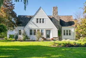 Waterfront Niagara-On-The-Lake Farmhouse on a Vineyard